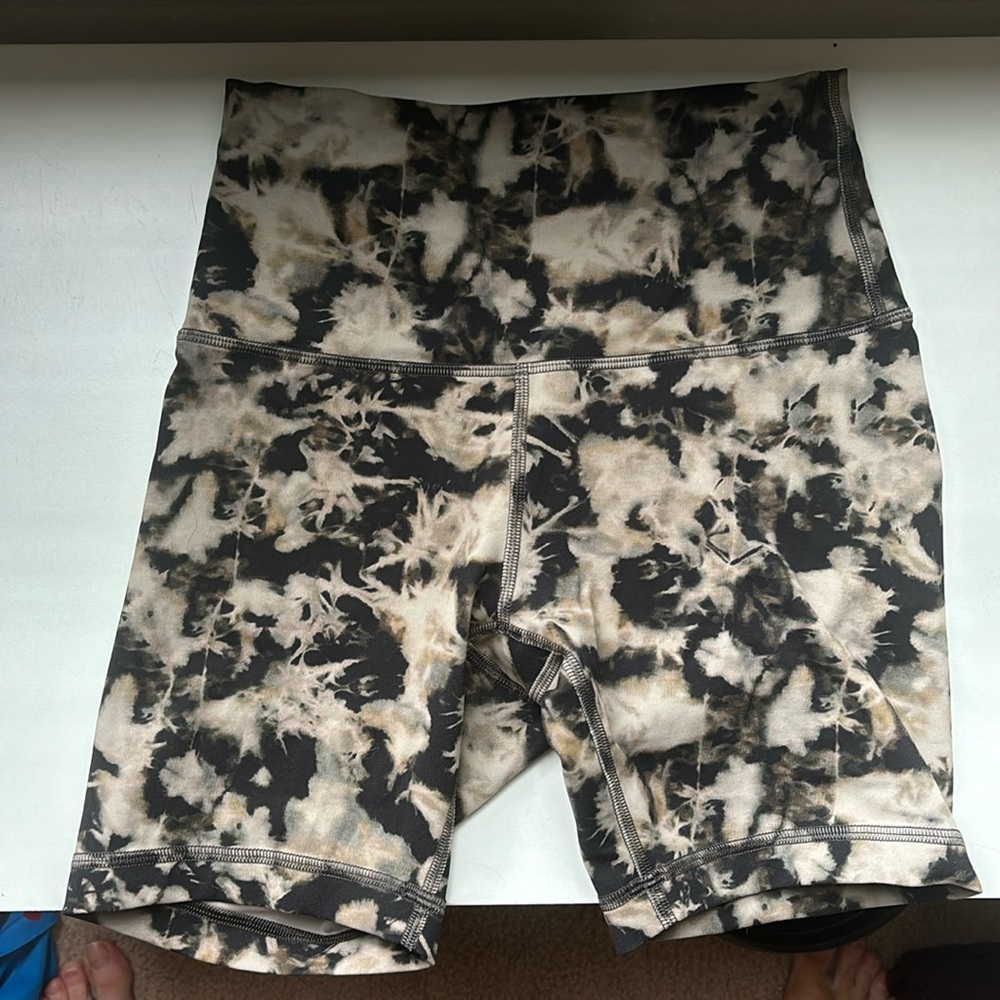 Lululemon 6” Wunder Train Shorts SZ 4